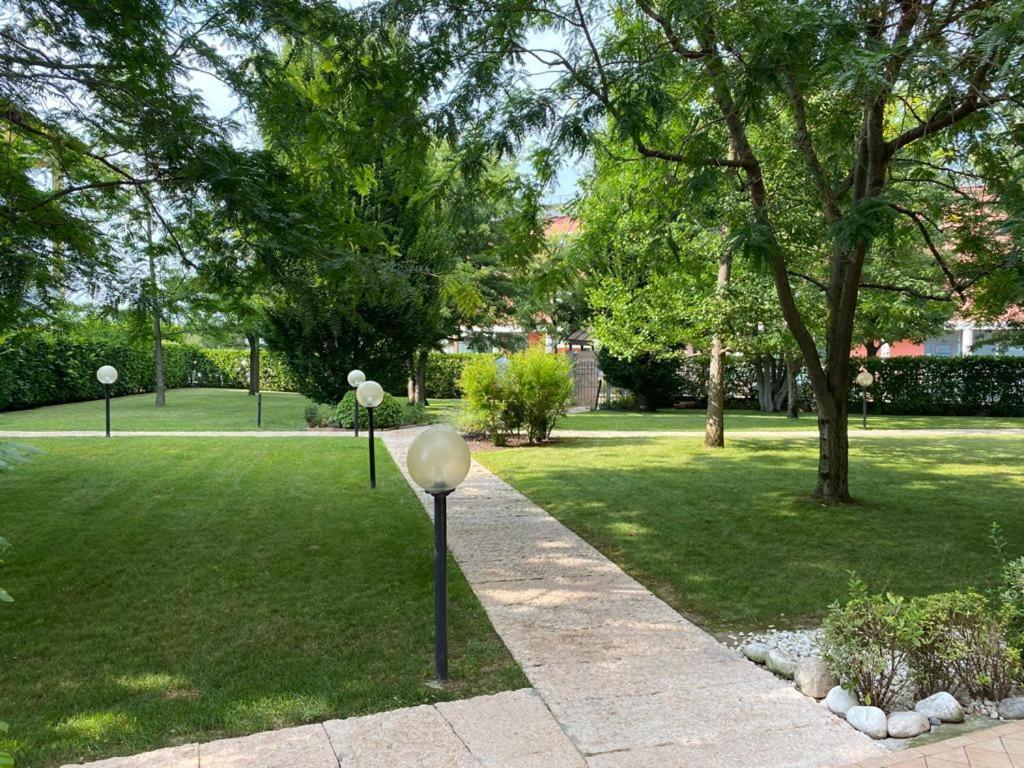Appartamento Il Faro Con Giardino In Residence Con Piscina Desenzano del Garda Luaran gambar